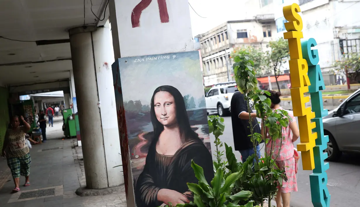 Warga melintasi trotoar jalan Pintu Besar Selatan Kawasan Kota Tua Jakarta, Rabu (23/1). Sejak diluncurkan Oktober tahun lalu, Street Gallery Art diharapkan bisa meningkatkan jumlah wisatawan ke Kota Tua Jakarta. (Liputan6.com/Helmi Fithriansyah)