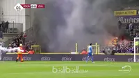 Video Pertandingan Liga Belgia klub Anderlecht vs Zulte Waregem diberhentikan sementara setelah kursi penonton terbakar karena petasan.
