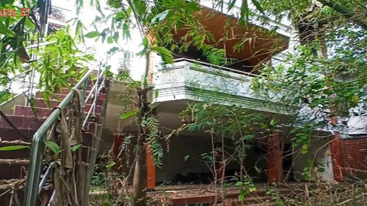 Rumah mewah ini dibangun dua lantai. Terlihat bahwa rumah ini begitu luas dan mewah.