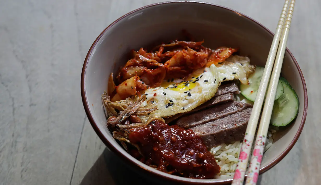 Menu nasi lemak bernama "Trump-Kim Chi Nasi Lemak" dihidangkan restoran Harmony Nasi Lemak di Singapura, 7 Juni 2018. Makanan itu memanfaatkan momentum pertemuan Donald Trump dan Pemimpin Korea Utara Kim Jong-un di Singapura 12 Juni nanti (AP/Wong Maye-E)