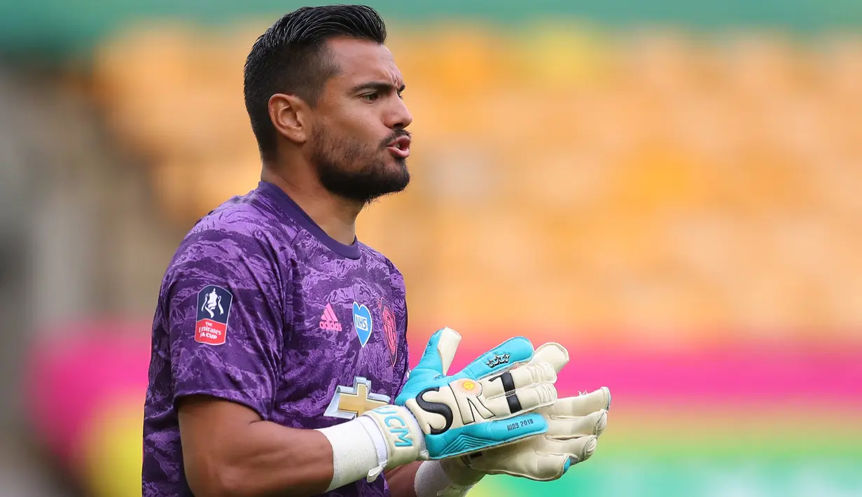 Musim 2021/2022 ini tercatat banyak pemain asal Argentina yang berlaga di liga-liga top Eropa yang bermain di berbagai posisi, tak terkecuali untuk posisi kiper. Mereka mampu menyaingi dominasi kiper-kiper dari Eropa. Berikut 7 di antaranya. (AFP/Pool/Catherine Ivill)