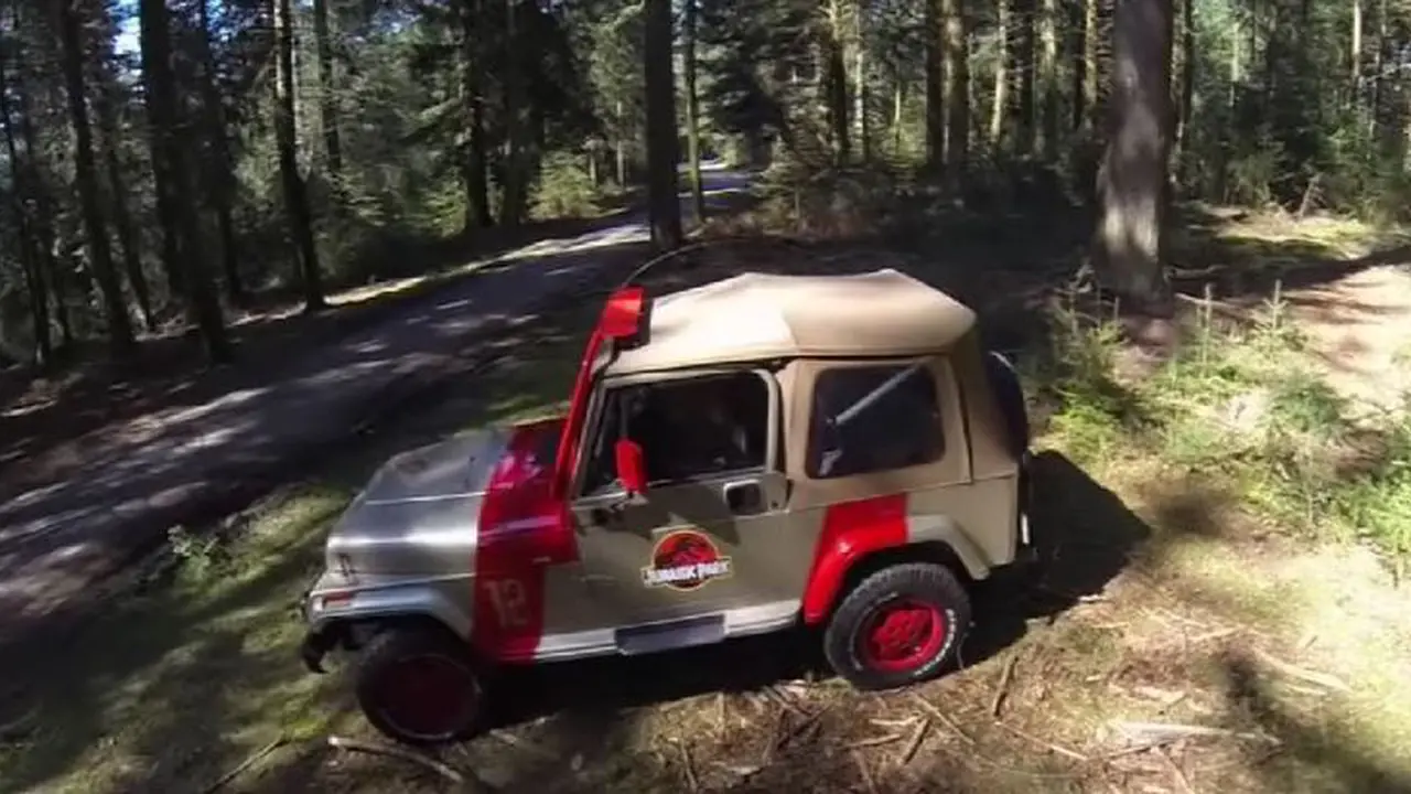 Penggila Jurassic Park Bikin Replika Jeep Seperti di Film