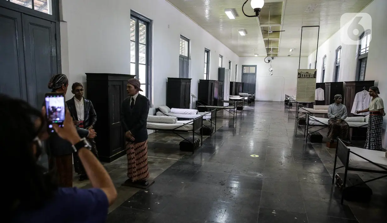 Pengunjung mengabadikan diorama sejarah di Museum Kebangkitan Nasional, Jakarta, Kamis (20/5/2021). Hari Kebangkitan Nasional juga merupakan refleksi kesadaran untuk memperjuangkan kemerdekaan. (Liputan6.com/Faizal Fanani)