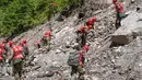 Anggota paramiliter melakukan operasi pencarian dan penyelamatan di lereng bukit yang berjarak 2 kilometer dari Pelabuhan Gyirong yang rusak akibat tanah longsor di Kabupaten Gyirong, wilayah Tibet di Tiongkok bagian barat, Sabtu, 29 Agustus 2026. (AFP/ CNS)