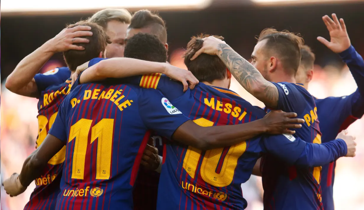 Pemain Barcelona melakukan selebrasi usai membobol gawang Athletic Bilbao saat pertandingan La Liga Spanyol di stadion Camp Nou di Barcelona (18/3). Barcelona menang 2-0 atas Athletic Bilbao. (AFP Photo/Pau Barrena)