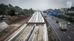 Suasana pembangunan proyek Light Rail Transit (LRT) di sisi jalan Tol Jagorawi, kawasan Cibubur, Jakarta, Jumat (2/6). Pembangunan LRT Jabodebek koridor Cawang-Cibubur sudah mencapai 25 persen dan ditarget rampung pada 2019. (Liputan6.com/Faizal Fanani)