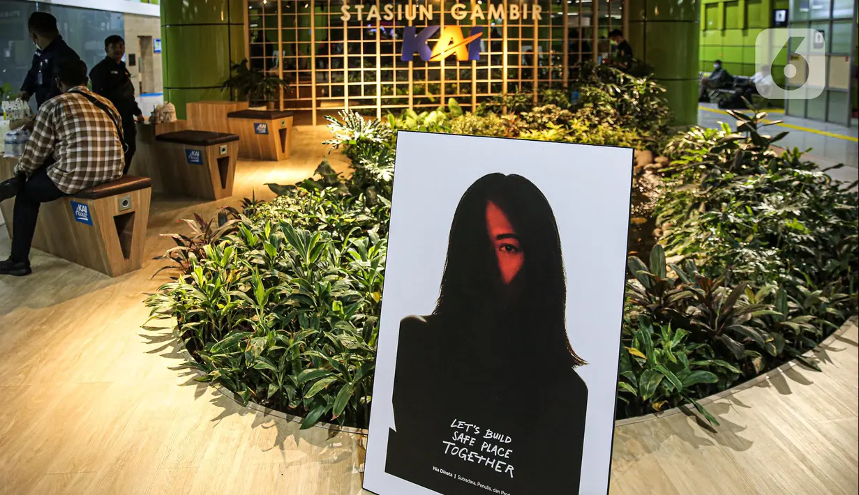 Foto terkait kampanye Hari Anti Kekerasan Terhadap Perempuan dipamerkan di Hall Stasiun Gambir, Jakarta, Jumat (9/12/2022). Sebanyak 16 karya foto dipamerkan di Hall Stasiun Gambir untuk memperingati Hari Anti Kekerasan Terhadap Perempuan. (Liputan6.com/Faizal Fanani)