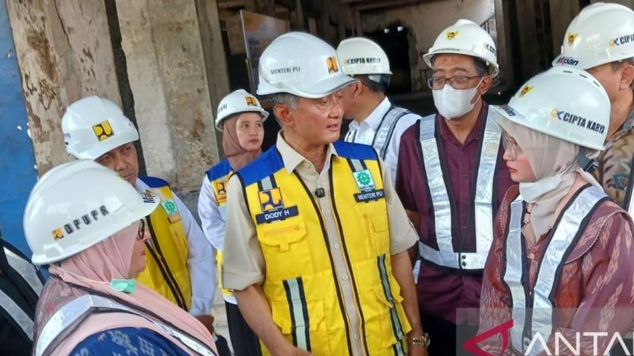 Tahukah Anda? Kerugian Nasional Akibat Aksi Massa Capai Rp1 Triliun, Menteri PU Cek Gedung DPRD Kediri yang Terbakar