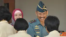Citizen6, Surabaya: Selururh Personel Kobangdikal mulai prajurit Klasi Dua hingga Laksamana bintang dua berbaur melepas dan saling menggugurkan dosa dengan saling bersalaman. (Pengirim: Penkobangdikal).