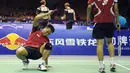 Reaksi legenda bulu tangkis Indonesia Markis Kido (kiri) saat kehilangan poin melawan Chris Adcock dan Andrew Ellis dari Inggris selama kejuaraan Piala Thomas di pusat kota Wuhan, China pada 21 Mei 2012. Markis Kido meninggal dunia pada Senin, 14 Juni 2021 karena serangan jantung. (LIU JIN/AFP)