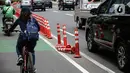 Sejumlah stick cone pembatas jalur sepeda rusak di kawasan Salemba Raya, Jakarta, Jumat (18/11/2022). Stick cone yang terpasang sejak September lalu tersebut terlihat sudah rusak dan tidak terpasang dengan benar, Pemerintah Provinsi DKI menghapus anggaran Rp 38 miliar untuk pembangunan sekitar 500 kilometer jalur sepeda dari rancangan anggaran pendapatan dan belanja daerah (RAPBD) DKI tahun 2023. (Liputan6.com/Faizal Fanani)