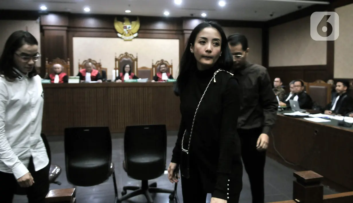 Artis Aima Mawaddah alias Aima Diaz saat menjadi saksi dalam sidang lanjutan kasus korupsi pengadaan alat kesehatan dengan terdakwa Tubagus Chaeri Wardana di Pengadilan Tipikor, Jakarta, Senin (9/3/2020). Aima Diaz dan dua saksi lainnya dihadirkan oleh JPU KPK. (merdeka.com/Iqbal Nugroho)