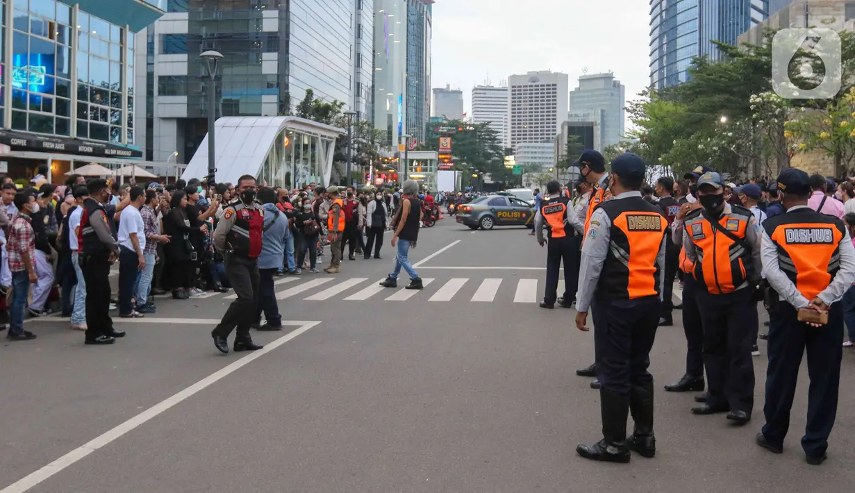 Petugas memberhentikan kegiatan Citayem Fashion Week di Stasiun BNI City, Sudirman, Jakarta Pusat, Senin (25/7/2022). Polres Jakarta Pusat bersama Dishub dan Satpol PP memberhentikan kegiatan cat walk zebra cross Citayam Fashion Week. (Liputan6.com/Herman Zakharia)