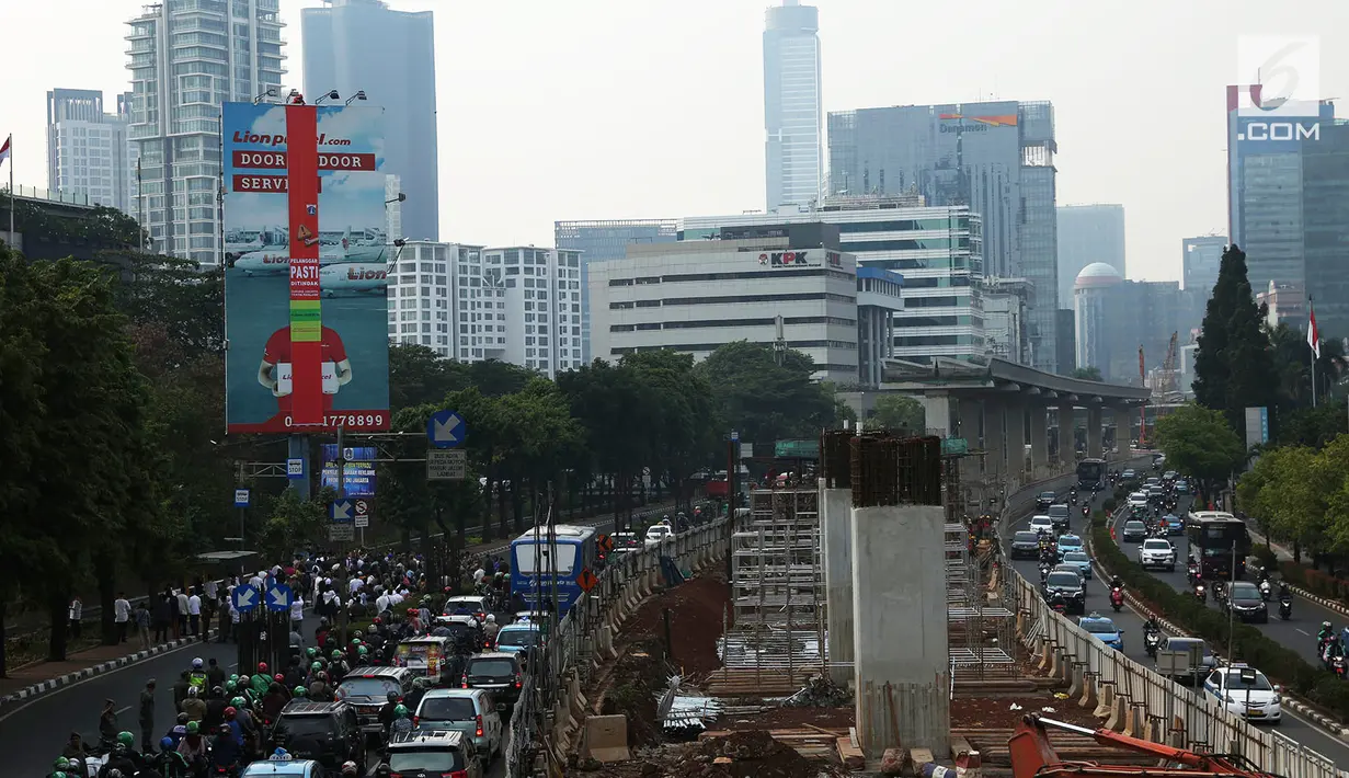Kondisi lalu lintas saat Gubernur DKI Jakarta Anies Baswedan memimpin apel penertiban reklame terpadu di Kuningan, Jakarta, Jumat (19/10). Anies menyampaikan terima kasih atas dukungan KPK dalam penertiban reklame di DKI Jakarta. (Merdeka.com/Imam Buhori)