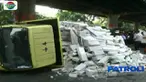 Pengemudi truk dibantu dengan warga serta petugas langsung berupaya memindahkan batako yang berserakan ke pinggir jalan.