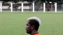 Gaya rambut terbaru Zulham Malik Zamrun saat berlatih bersama Persipura. (bola.com/Arief Bagus)