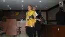 Ketua Pengadilan Tinggi Manado, Sudiwardono (kiri) usai mengikuti sidang di Pengadilan Tipikor, Jakarta, Rabu (28/2). Sudiwardono didakwa menerima suap dari Aditya A Moha untuk memengaruhi putusan banding. (Liputan6.com/Helmi Fithriansyah)