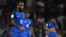 Striker Prancis, Alexandre Lacazette, tampak kecewa usai ditahan imbang Luksemburg pada laga Kualifikasi Piala Dunia 2018 di Stadion Municipal, Toulouse, Minggu (3/9/2017). Kedua negara bermain imbang 0-0. (AFP/Franck Fife)