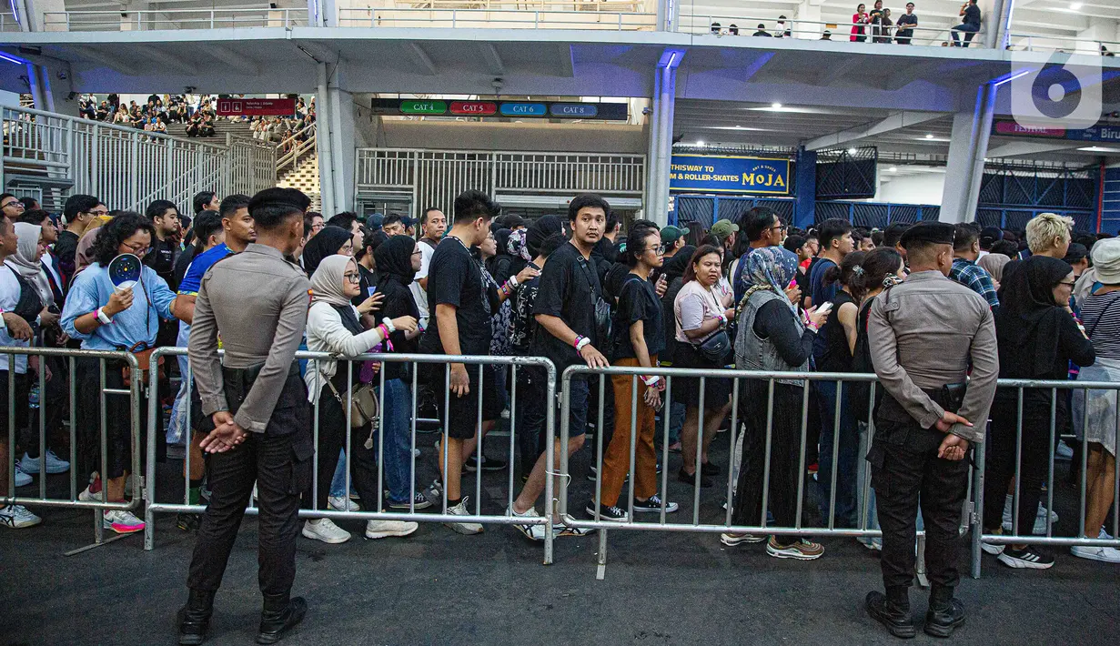 Gerbang sudah dibuka sejak jam 13.00 WIB, sementara pintu masuk venue akan dibuka jam 17.30 WIB. (Liputan6.com/Faizal Fanani)