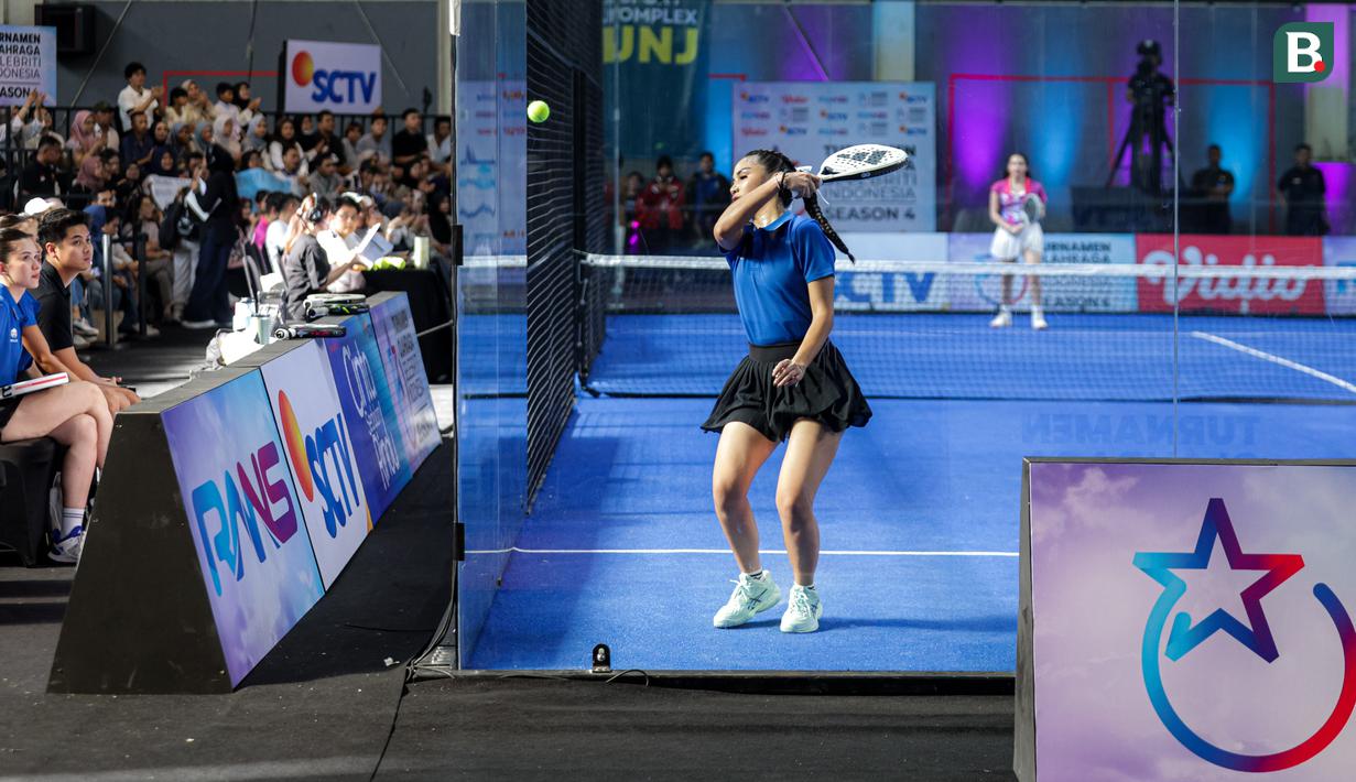<p>Selebritas Indonesia, Denalta Eunike berusaha memukul bola ke lawan dalam laga semifinal ganda campuran padel Turnamen Olahraga Selebriti Indonesia (TOSI) Season 4 di GOR UNJ, Jakarta, Minggu (02/11/2025). (Bola.com/Bagakara Lazuardi)</p>