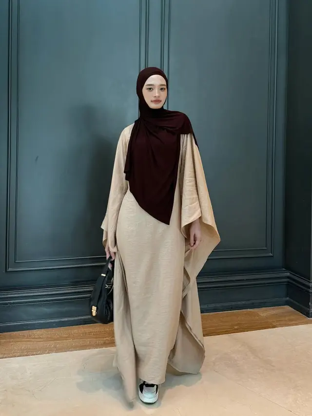 6 Model Gamis Simpel Inara Rusli, Anggun dan Modis untuk Tampilan Kekinian