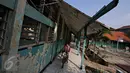 Seorang anak melintas di antara ruang kelas yang rusak di SDN Klender 15, Jakarta Timur, Rabu (18/11). 293 siswa SDN Klender 15 terpaksa mengungsi belajar di SDN Klender 14. (Liputan6.com/Immanuel Antonius)