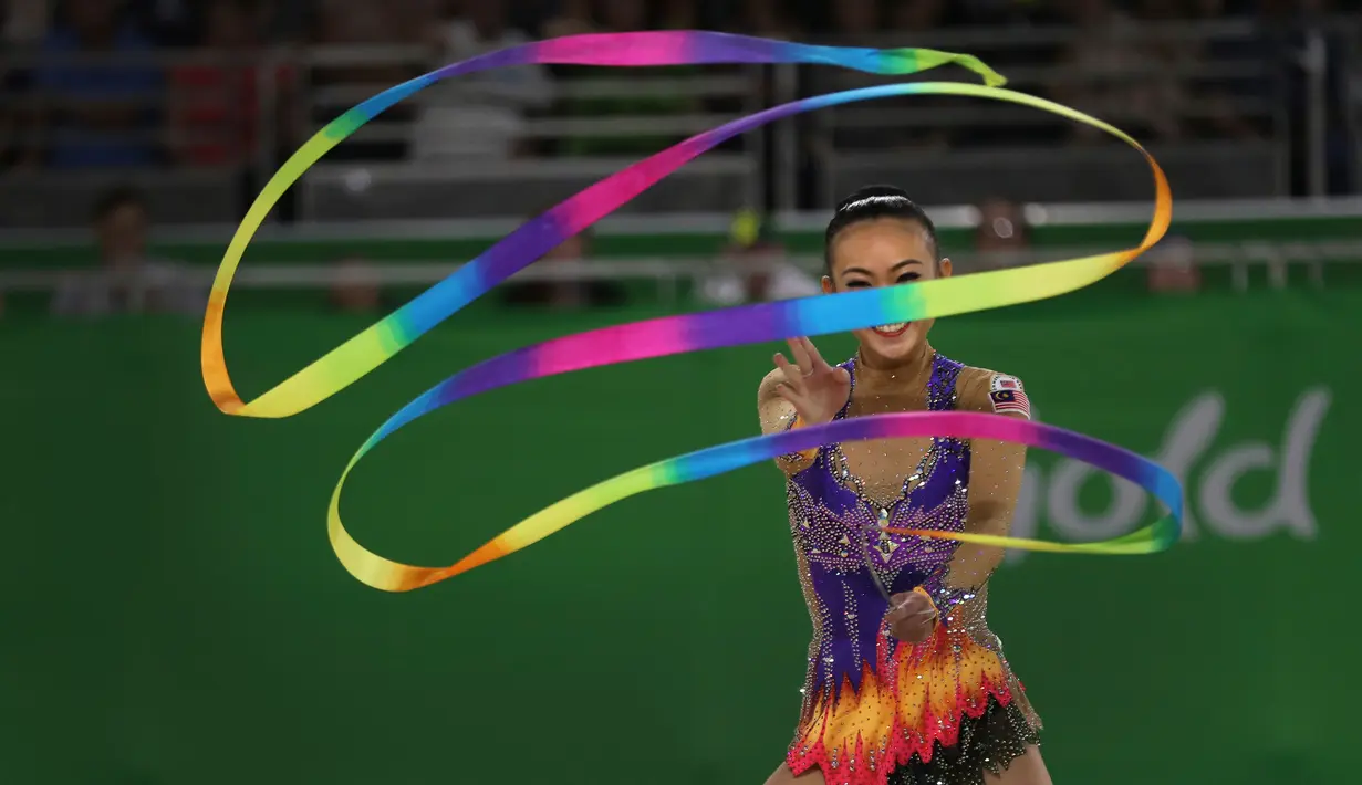 Pesenam asal Malaysia, Kwan Weng Dict beraksi dengan alat pita dalam babak kualifikasi Senam Ritmik Commonwealth Games 2018 di Gold Coast, Australia, Rabu (11/4). (AP Photo/Manish Swarup)