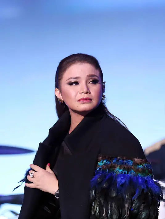 Dalam sesi tanya jawab antara personel Ungu, Rossa dengan host Andhika dan Gading Martin. Beberapa kali Rossa harus mengelap air matanya, mengenang perjuangan Ungu. (Nurwahyunan/Bintang.com)