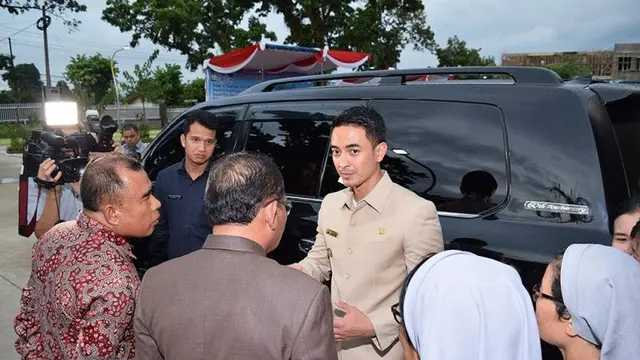 Gubernur Jambi Zumi Zola