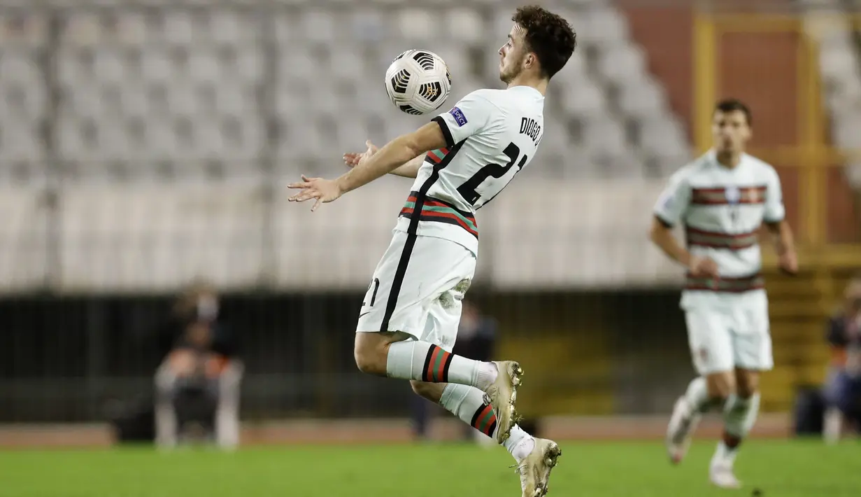 Penyerang Portugal, Diogo Jota mengontrol bola saat bertanding melawan Kroasia pada pertandingan UEFA Nations League di stadion Poljud di Split, Kroasia, Selasa (17/11/2020). Portugal menang tipis atas Kroasia 3-2. (AP Photo / Darko Bandic)