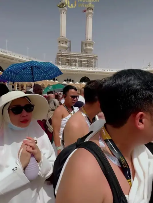 <p>Potret Nagita Slavina saat menjalani tawaf. Dia mengenakan busana syari serba putih, mengenakan topi hingga kacamata karena suhu udara di sana yang begitu panas. (Foto: Instagram/ raffinagita1717)</p>