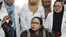 Pengacara Elza Syarief bersama Komunitas Kesehatan Peduli Bangsa memberi keterangan pers terkait meninggalnya petugas KPPS, Panwaslu, dan polisi saat Pemilu 2019, Jakarta, Kamis (9/5/2019). Mereka meminta Kapolri mengeluarkan surat autopsi kepada seluruh korban. (Liputan6.com/Herman Zakharia)