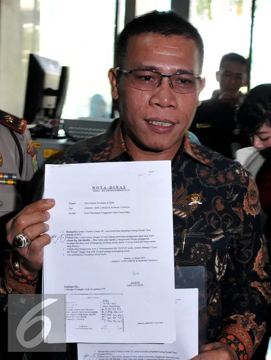 Masinton Pasaribu memperlihatkan dokumen saat tiba di KPK, Jakarta Selasa (22/9/2015). Masinton melaporkan dugaan kasus pemberian gratifikasi yang dilakukan Dirut Pelindo II RJ Lino kepada Menteri BUMN Rini Soemarno. (Liputan6.com/Andrian M Tunay)