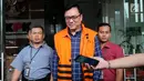 Direktur Operasional Lippo Group, Billy Sindoro memakai rompi tahanan ketika ditanya wartawan usai menjalani pemeriksaan di gedung KPK, Jakarta, Selasa (16/10). Billy Sindoro resmi ditahan terkait kasus suap Bupati Bekasi Neneng. (merdeka.com/Dwi Narwoko)