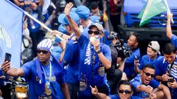 Pemain Persib Bandung, Beckham Putra, menyapa warga saat pawai juara di Bandung, Minggu (25/5/2025). (Bola.com/M Iqbal Ichsan)