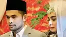 Saat momen ngunduh mantu itu, Shireen Sungkar mengenakan busana pengantin lengkap dengan hijabnya yang berwarna abu-abu. Teuku Wisnu juga memakai pakaian berwarna senada. (Foto: Instagram/ shireensungkar)