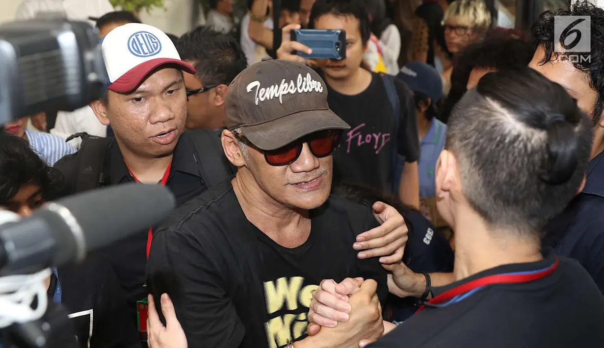 Aktor Tio Pakusadewo bersiap menjalani sidang lanjutan kasus narkoba di PN Jakarta Selatan, Kamis (7/6). Sidang yang beragendakan pembacaan pembelaan dari Tio Pakusadewo ditunda karena hakim ketua berhalangan hadir. (Liputan6.com/Immanuel Antonius)