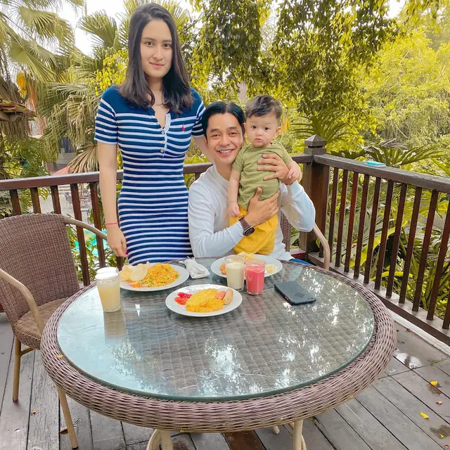 7 Potret Adly Fairuz dan Angbeen Rishi dengan Buah Hati, Seru Liburan Bareng