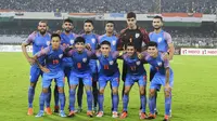 Foto Ilustrasi Timnas India saat akan menghadapi Bangladesh. India disanksi FIFA karena pihak ketiga, dalam hal ini campur tangan pemerintah setelah membubarkan Federasi Sepak Bola Seluruh India (AIFF). FIFA yang geram dengan kebijakan Pemerintah India membekukan AIFF dan juga sepak bola negara tersebut dari sepak bola internasional, Selasa (16/8/2022). (AFP/Dibyangshu Sarkar)