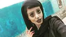 Sahar Tabar berselfie mengenakan busana hitam. Sahar menjadi perbincangan di media sosial. banyak yang menyebut Sahar lebih mirip dengan karakter Emily dalam film animasi horor produksi Disney, Corpse Bride (2005). (Instagram/sahartabar_official)