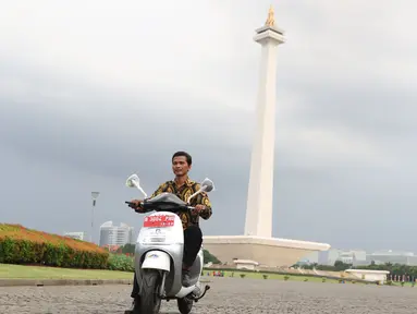 Petugas mencoba motor listrik di sekitar halaman Monumen Nasional, Jakarta, Kamis (13/12). 20 unit motor listrik merek Viar Q1 siap menjadi kendaraan operasional petugas di Kawasan Monas Jakarta. (Liputan6.com/Helmi Fithriansyah)
