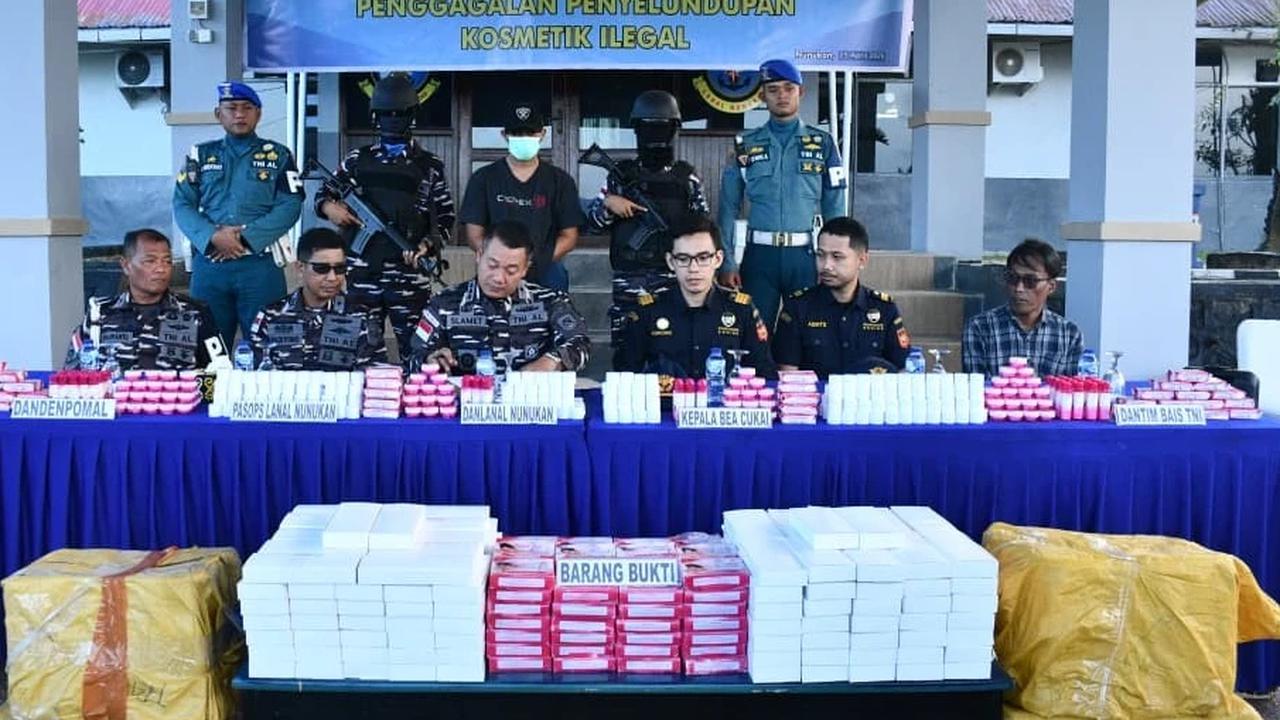 FOTO: TNI AL Gagalkan Penyelundupan Ribuan Kosmetik Ilegal di Perbatasan Sebatik