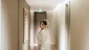 Nessie Judge tampil anggun dengan kebaya putih panjang menjuntai hingga ke lantai yang kaya akan bordir dan payet super cantik. [Foto: Instagram/thebridestory]