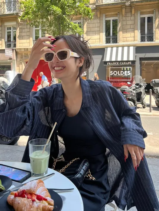 Tas serupa juga dikenakan Lisa saat makan siang di Paris dengan kemeja Supreme seharga Rp2jutaan [@lalalalisa_m]