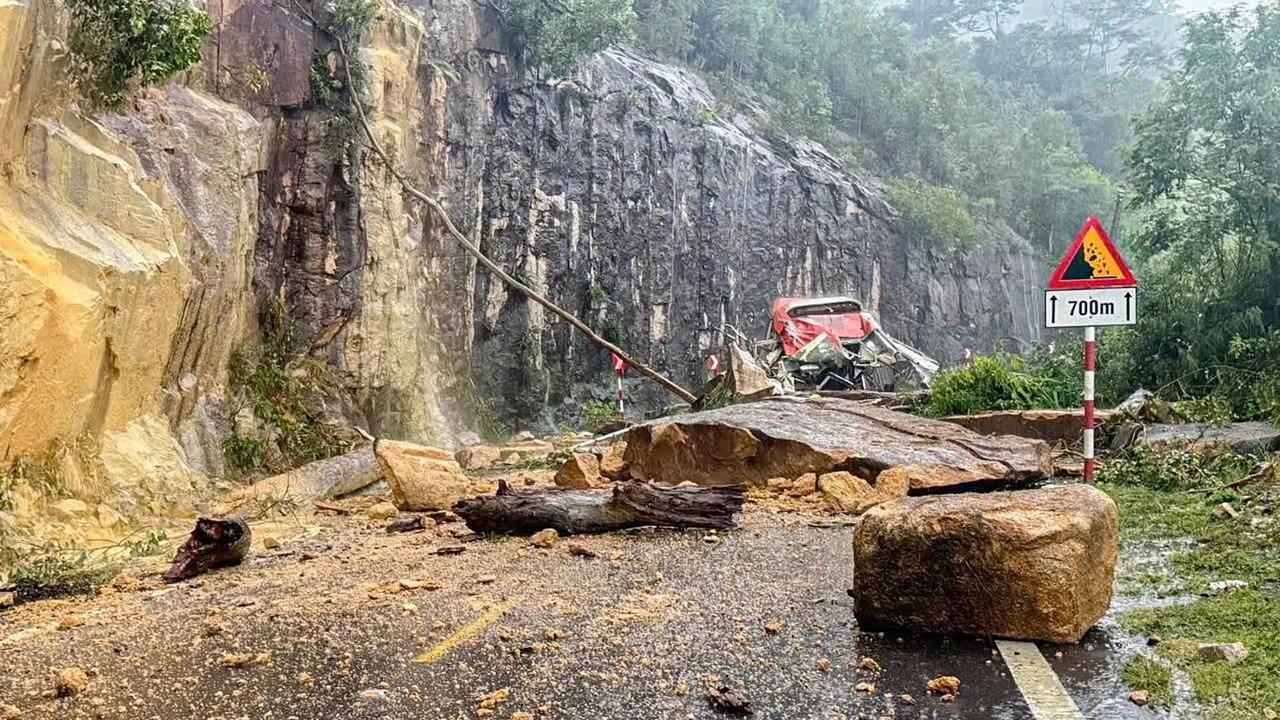 FOTO: Ngerinya Tanah Longsor Menghantam Bus di Jalur Pegunungan Vietnam, Enam Tewas