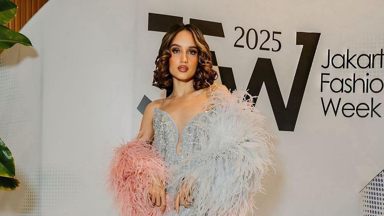 7 Potret Cinta Laura Pakai Baju Berbulu di Jakarta Fashion Week, Bagai Angel di Victoria Secret