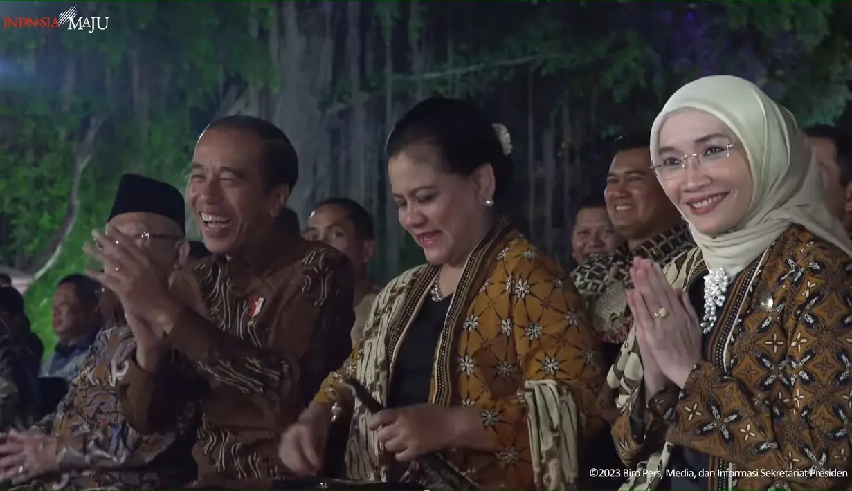 Motif Parang memiliki makna mendalam. Motif ini bermakna bahwa seorang pemimpin harus berani bersikap tegas memerangi ketidakbenaran yang ada. [Foto: YouTube/Sekretariat Presiden]