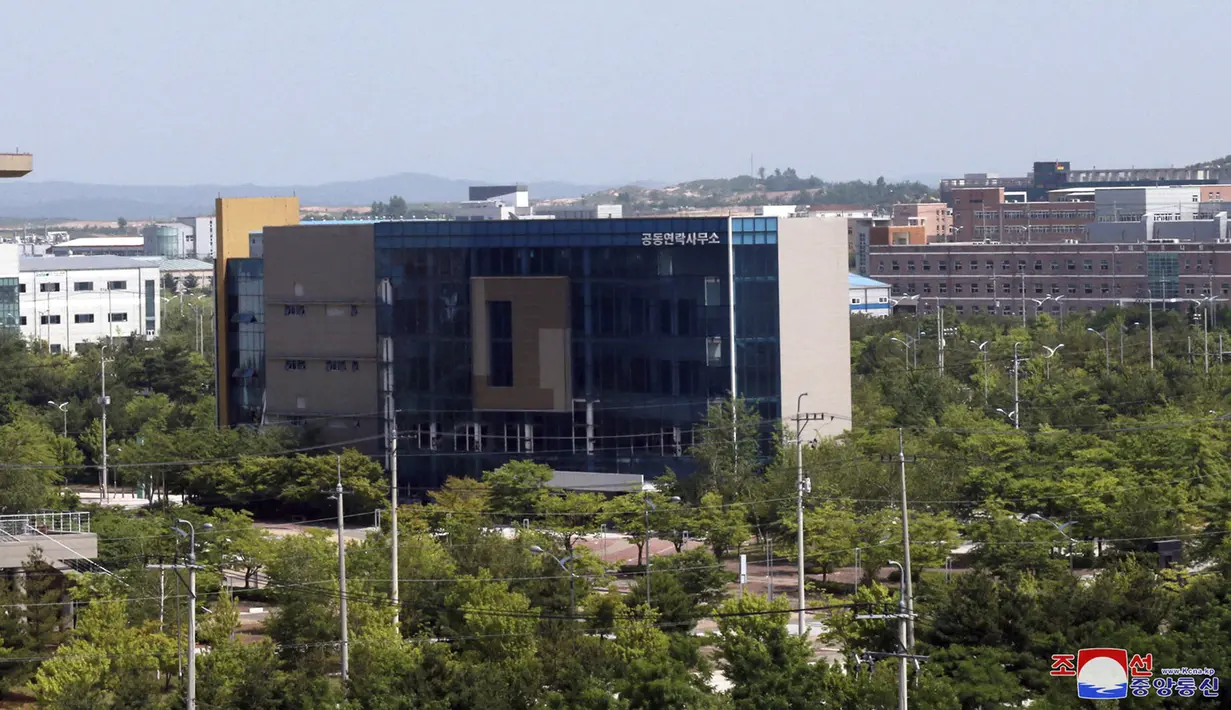 Kondisi sebelum ledakan kantor penghubung antara Korea Utara dengan Korea Selatan di Kaesong, Korea Utara, Selasa (16/6/2020). Sebelumnya, Kim Yo-jong menyatakan adegan tragis akan terjadi di kantor penghubung yang disebutnya tak berguna itu. (Korean Central News Agency/Korea News Service via AP)