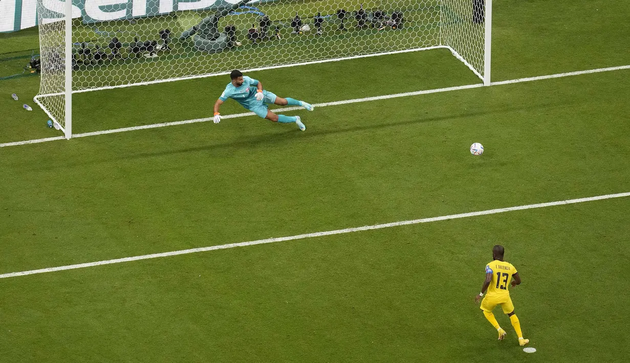 Gol Valencia berasal dari eksekusi tendangan titik putih setelah Saad Al Sheed terbukti melakukan pelanggaran. Tangan kiper Timnas Qatar itu terlihat mencoba menjegal kaki Valencia. Ini merupakan tendangan penalti pertama di Piala Dunia 2022. (AP/Thanassis Stavrakis)