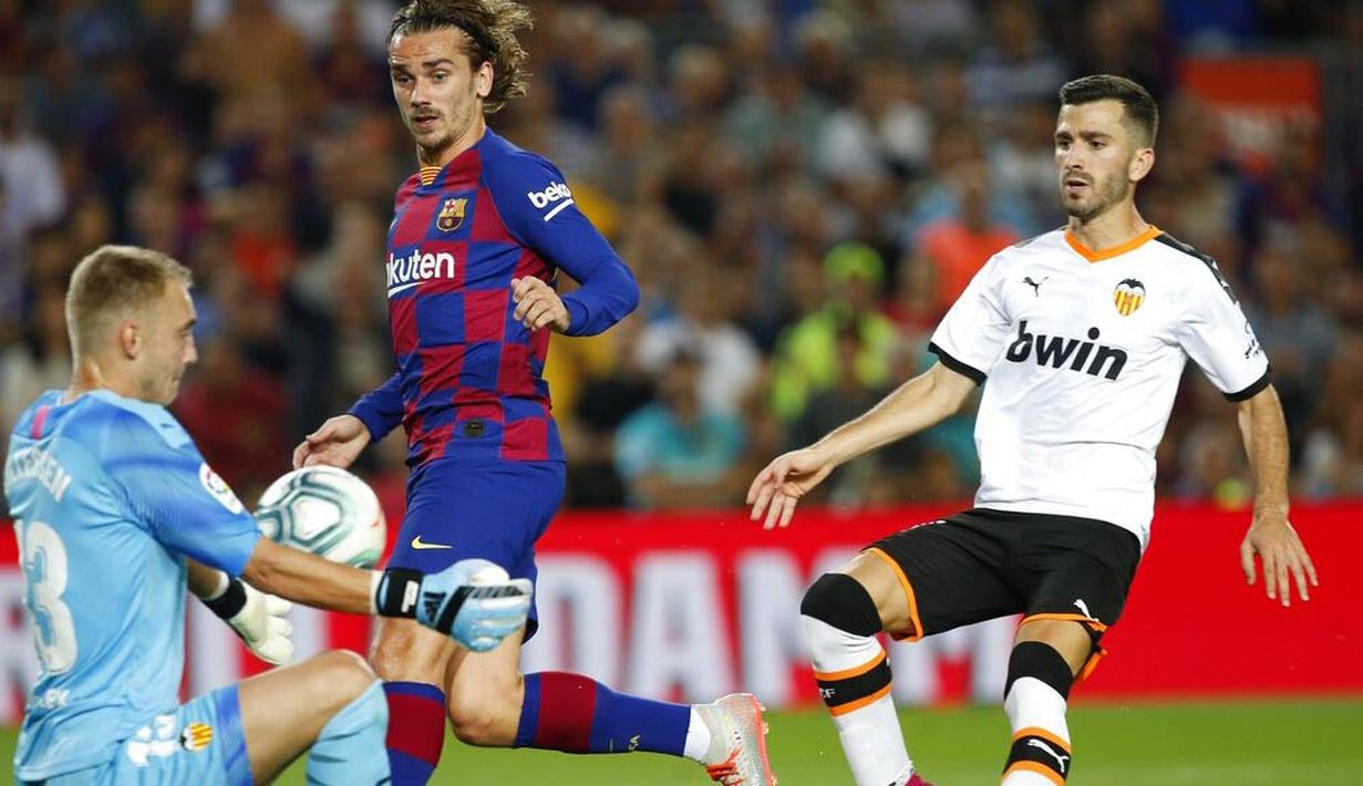 Penyerang Barcelona, Antoine Griezmann, melepaskan tendangan ke gawang Valencia pada laga La Liga di Stadion Camp Nou, Sabtu (14/9). Barcelona menang 5-2 atas Valencia. (AP/Joan Monfort)